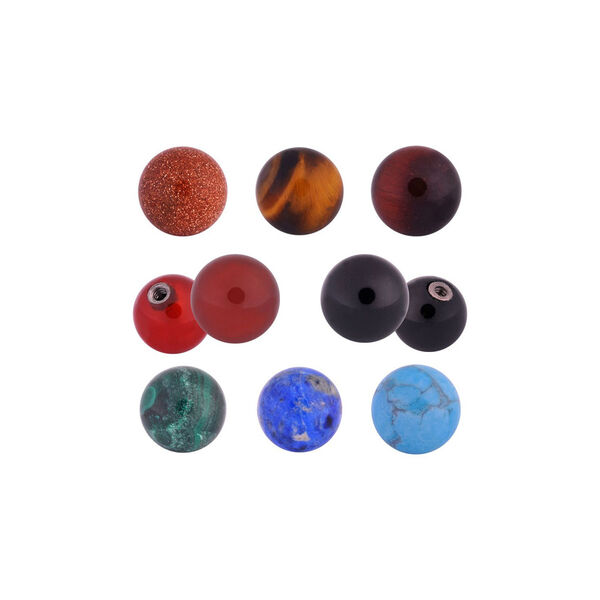 Varias bolas de piedras semipreciosas de colores sobre fondo blanco