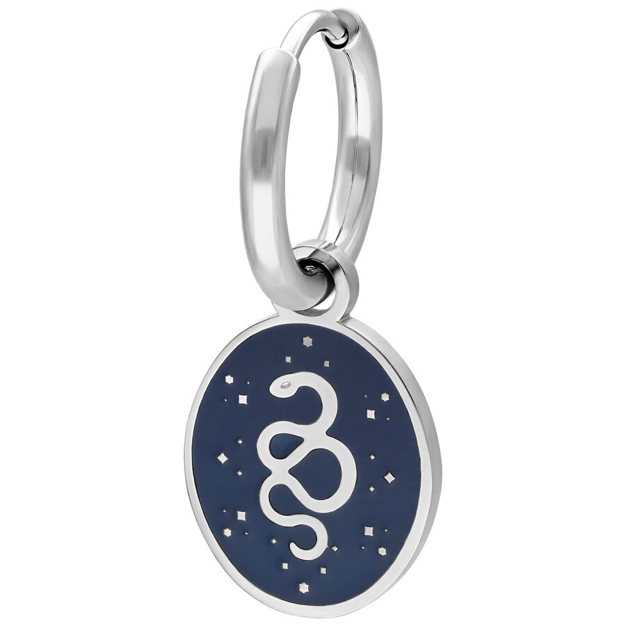 Orecchino a cerchio argento con ciondolo blu e design a serpente su sfondo bianco