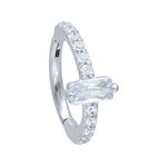 Anello piercing argento con cristalli chiari su sfondo bianco