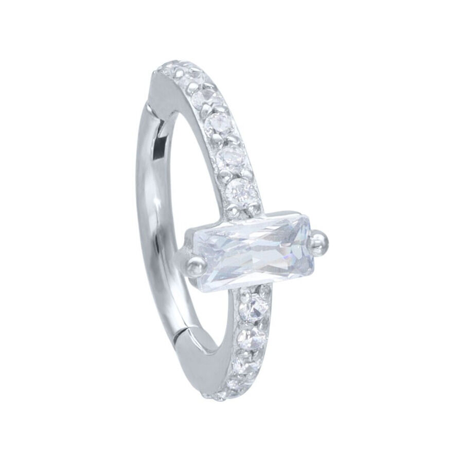 Anello piercing argento con cristalli chiari su sfondo bianco