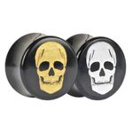 Zwei Old Skull Plugs aus Horn mit goldener und platinfarbener Totenkopfgravur auf schwarzem Hintergrund