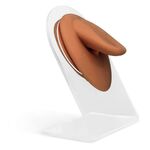 Attacco in silicone marrone su supporto trasparente davanti a sfondo bianco
