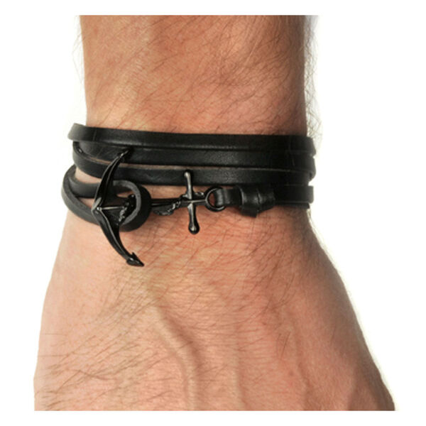 Pulsera de cuero negra con cierre de ancla en muñeca