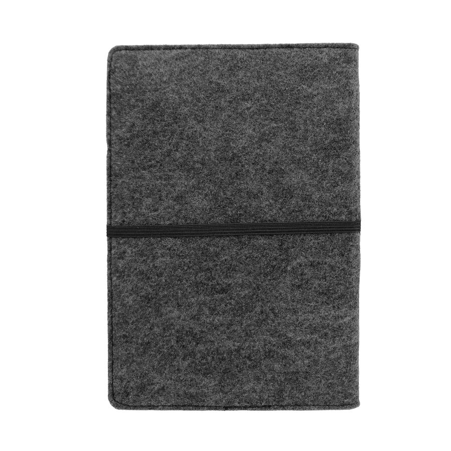 Cuaderno con cubierta de fieltro gris y banda elástica negra, sobre fondo blanco