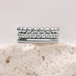 Silberner Triple Bubble Crystal Clicker mit Kristallen, 12mm, auf hellem Hintergrund