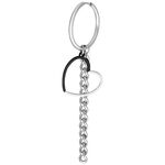 Orecchini a cerchio color argento con ciondolo a cuore nero e argento e catene su sfondo bianco