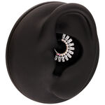 Expositor negro para oreja con Clicker de cristal brillante en el centro, fondo de estudio