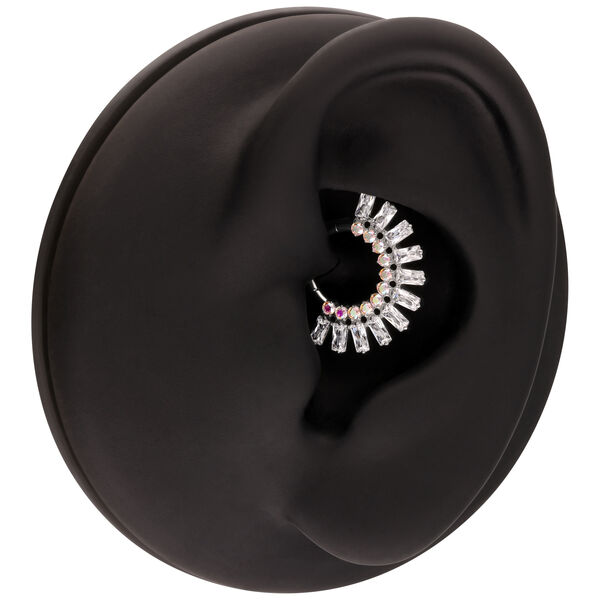 Expositor negro para oreja con Clicker de cristal brillante en el centro, fondo de estudio
