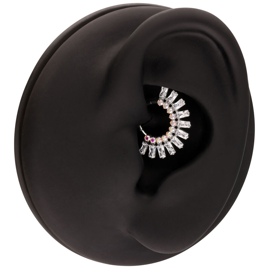 Expositor negro para oreja con Clicker de cristal brillante en el centro, fondo de estudio