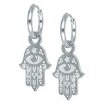 Due cerchi in argento con ciondoli a forma di mano di Hamsa su sfondo bianco