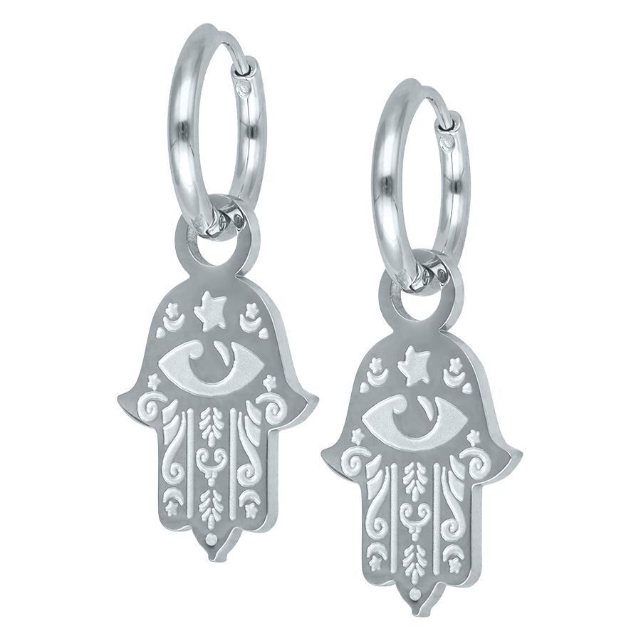 Due cerchi in argento con ciondoli a forma di mano di Hamsa su sfondo bianco