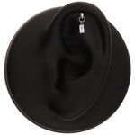 Modello di orecchio nero con piercing in cristallo baguette argento