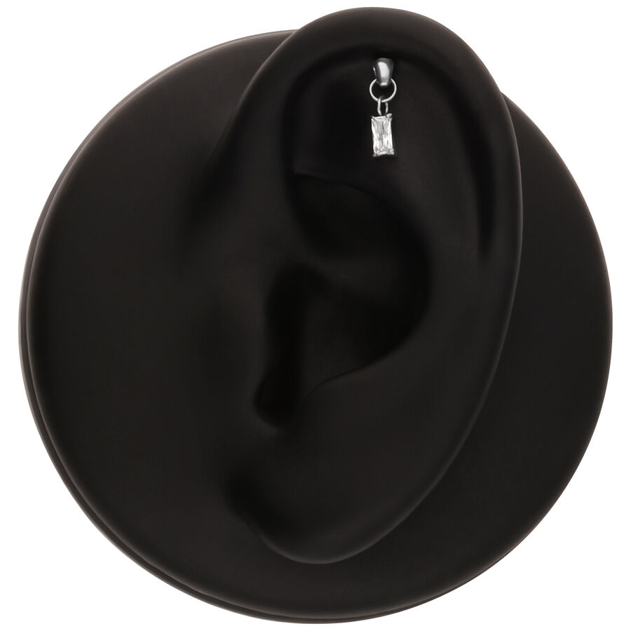 Modello di orecchio nero con piercing in cristallo baguette argento