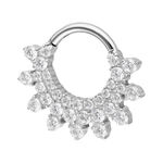 Clicker per setto nasale in argento di titanio con cristalli scintillanti su sfondo bianco
