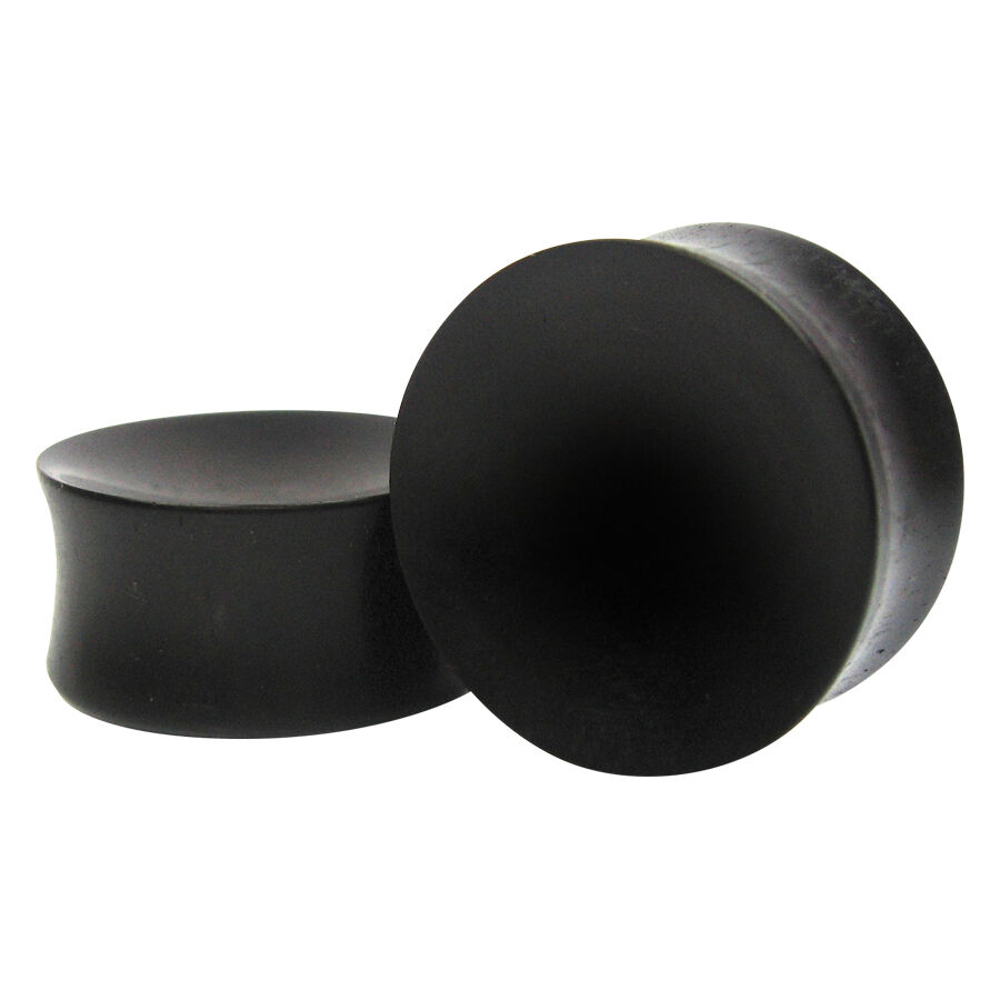 Dos plugs cóncavos de ébano negro sobre fondo blanco