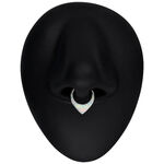 Silberner Septum Clicker mit weißem Opal auf schwarzem Nasen-Display