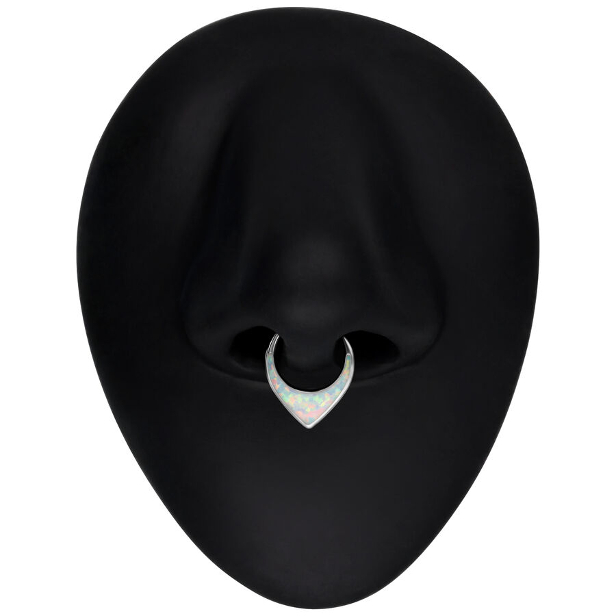 Silberner Septum Clicker mit weißem Opal auf schwarzem Nasen-Display