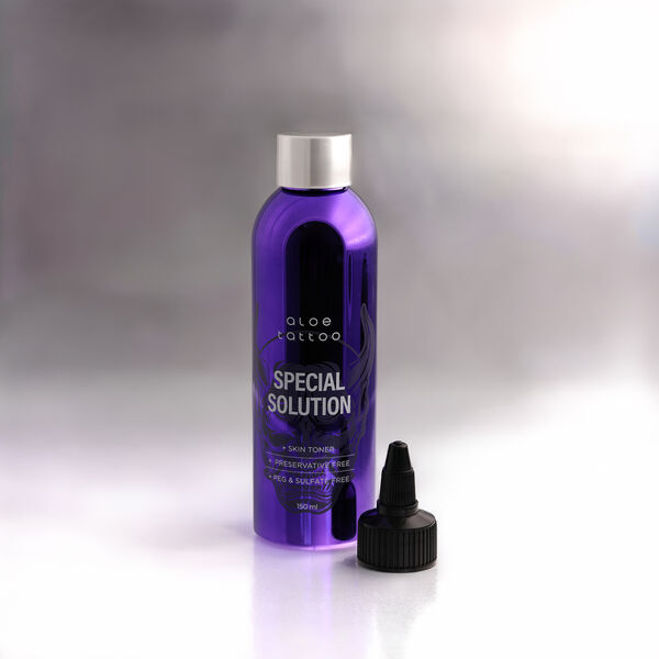 Flacone lilla Aloe Tattoo Special Solution con tappo nero su sfondo bianco