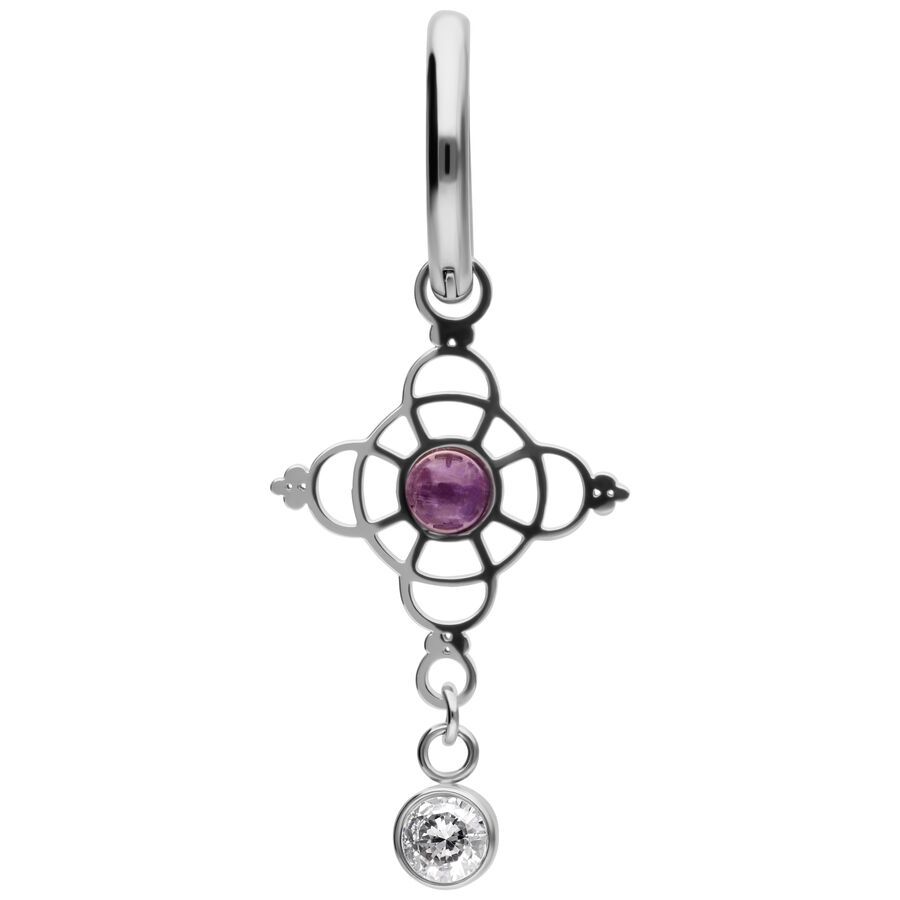 Orecchino d'argento con design delicato, ametista viola e piccolo ciondolo di diamante su sfondo bianco