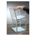 Due cubi vetrina di vetro bianchi con strisce LED su tavolo di legno, una mano solleva il cubo superiore