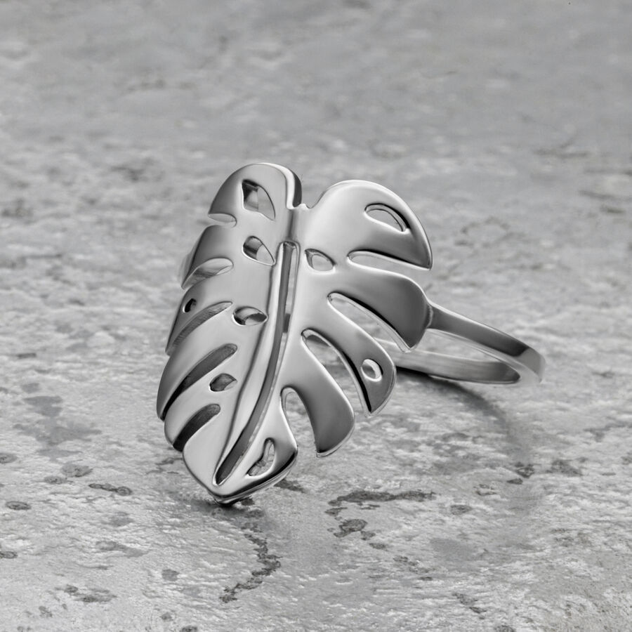 Silberner Monstera Blatt Ring aus Chirurgenstahl auf grauem Hintergrund