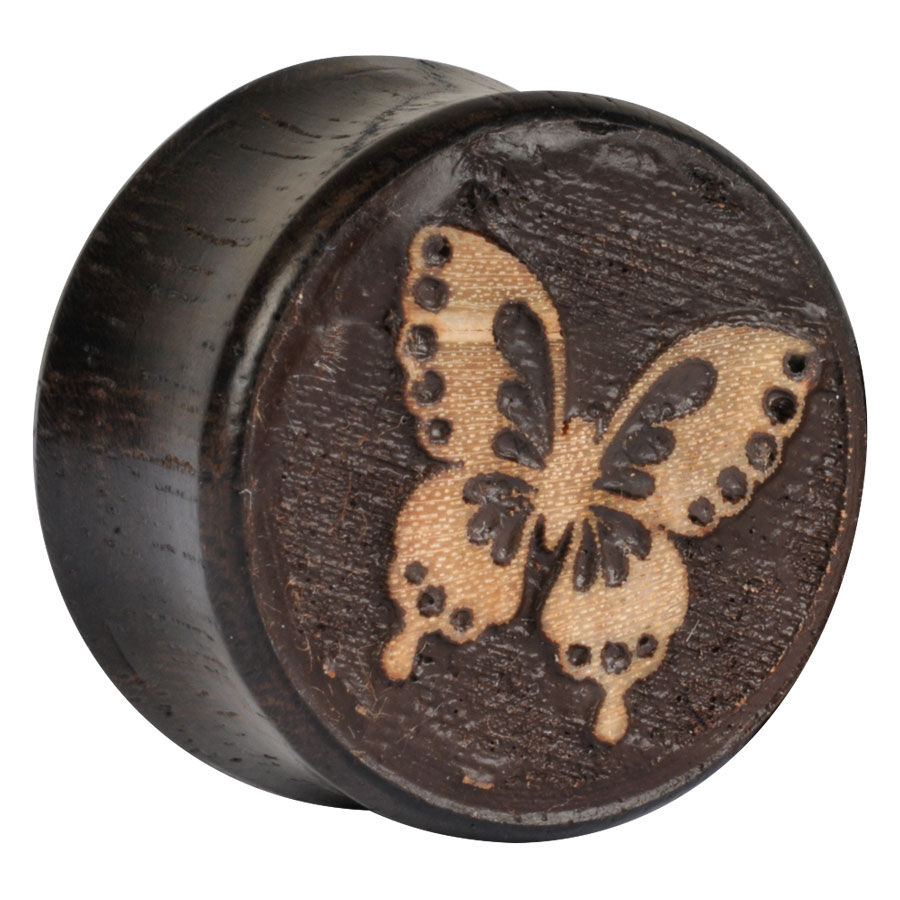 Plug redondo de madera con mariposa grabada sobre fondo oscuro
