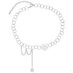 Choker color argento con ciondolo a forma di cuore e occhio su sfondo bianco