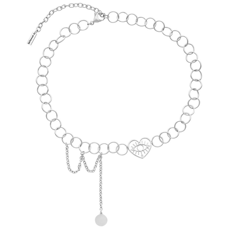 Choker plateado con colgante de corazón con ojo sobre fondo blanco