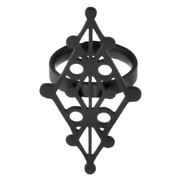 Anello runico Witchcraft nero in acciaio chirurgico con design geometrico su sfondo bianco
