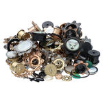 Verschiedene Piercing-Sets aus Chirurgenstahl 316L in Gold, Schwarz und Silber auf weißem Hintergrund