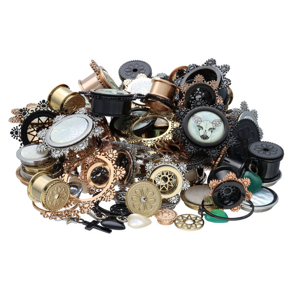 Vari set di piercing in acciaio chirurgico 316L in oro, nero e argento su sfondo bianco