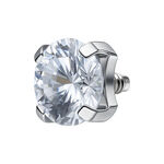 Accesorio de piercing plateado con piedra cristalina sobre fondo blanco
