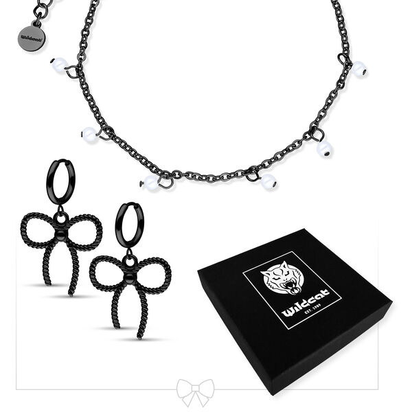 Pulsera de perlas negras con pequeñas perlas y pendientes de lazo negros sobre fondo blanco