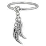 Anello d'argento in acciaio chirurgico con cristallo chiaro e ciondolo a forma di ala su sfondo bianco