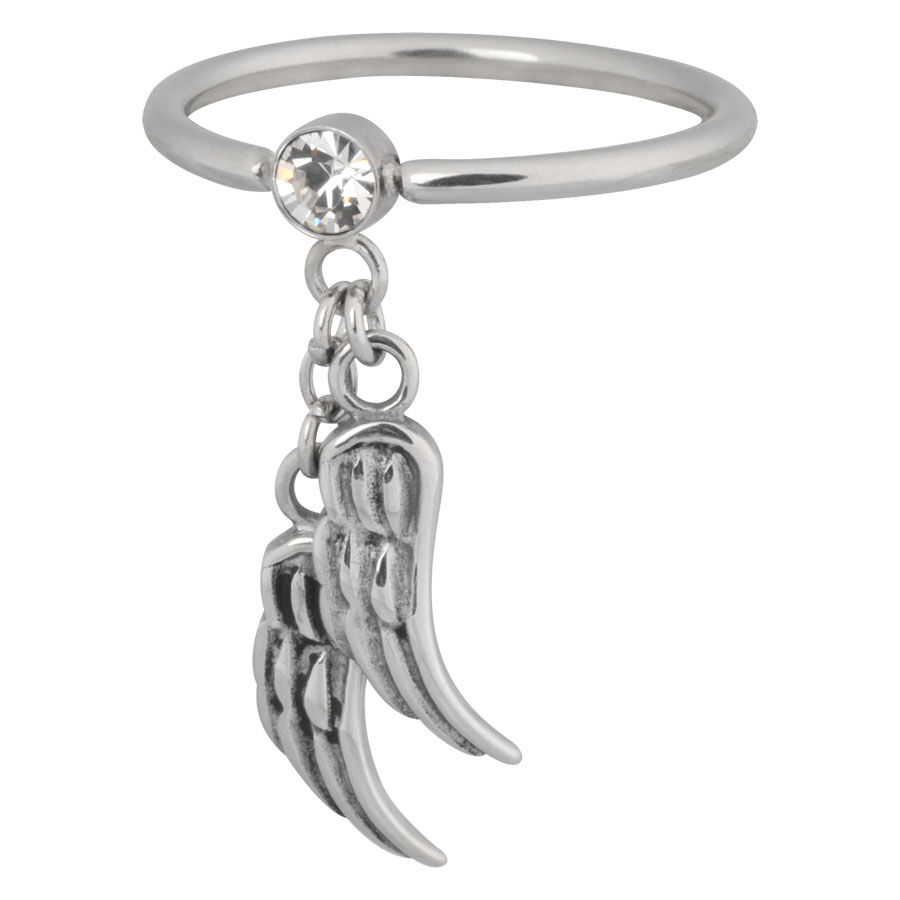 Anello d'argento in acciaio chirurgico con cristallo chiaro e ciondolo a forma di ala su sfondo bianco