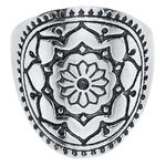 Hopeanvärinen Mandala-sormus kirurginteräksestä, yksityiskohtainen kuvio valkoisella taustalla