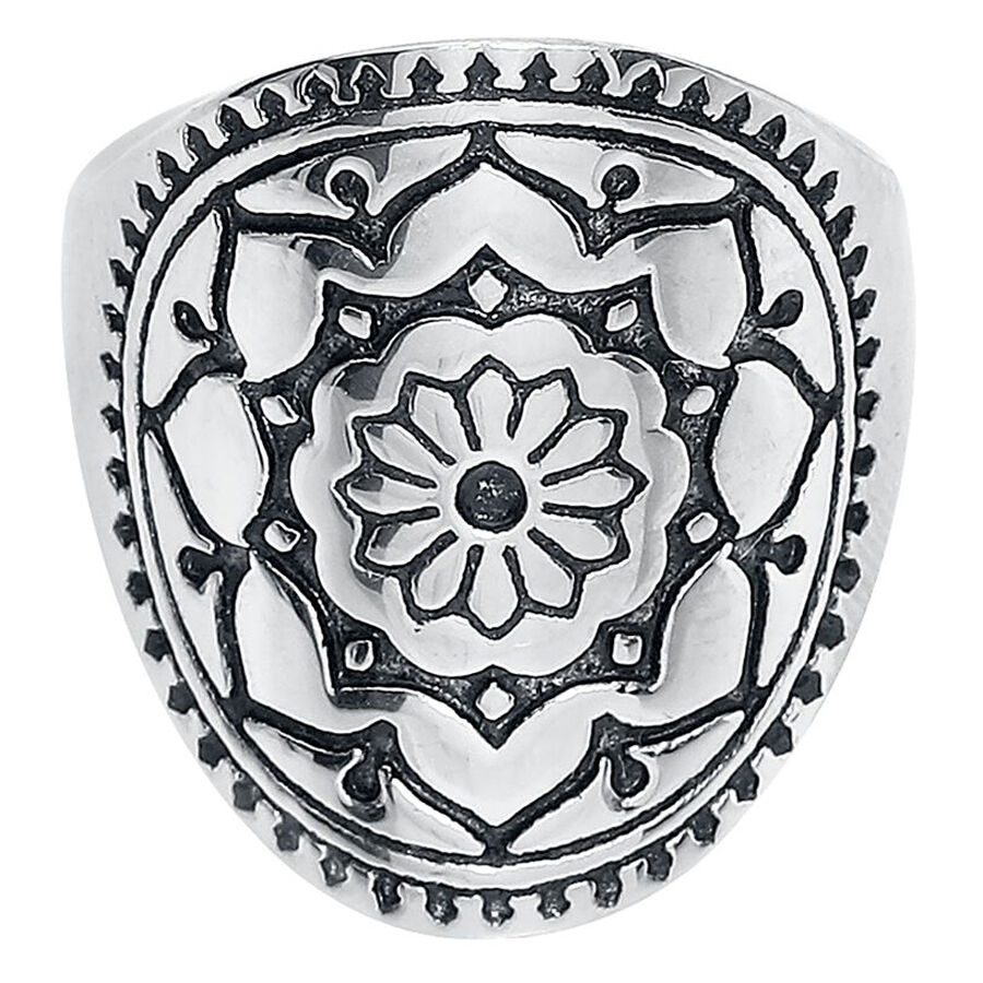 Anillo Mandala plateado de acero quirúrgico con diseño detallado sobre fondo blanco