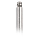 Labret in titanio argento con filettatura esterna su sfondo bianco