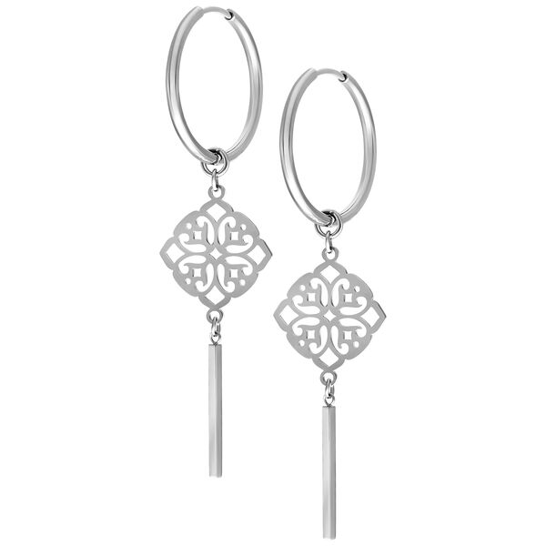 Pendientes de plata con colgante de trébol sobre fondo blanco