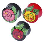 Drei farbenfrohe Plugs mit Rosenmuster in Pink, Rot und Gelb auf weißem Hintergrund
