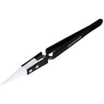 Pinza per gioielli nera con punta in ceramica bianca su sfondo bianco