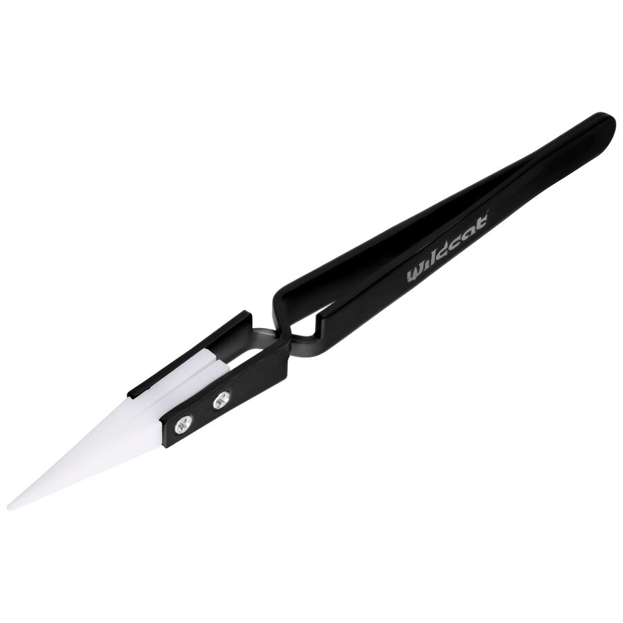 Pinza per gioielli nera con punta in ceramica bianca su sfondo bianco