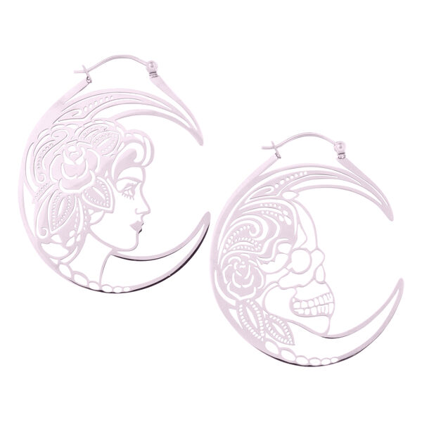 Aros plateados con diseño de calavera y mujer sobre fondo blanco
