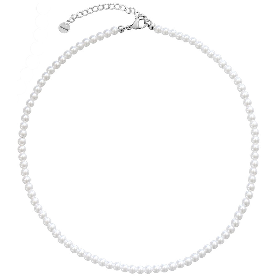 Piccola collana di perle sintetiche in acciaio chirurgico argento su sfondo bianco