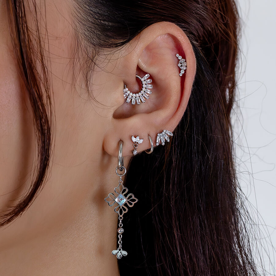 Orecchie con piercing a tiara d'argento, vari design, su sfondo bianco