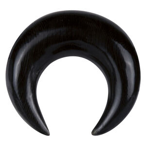 Schwarze Sichel aus Horn für Ohrpiercings auf weißem Hintergrund