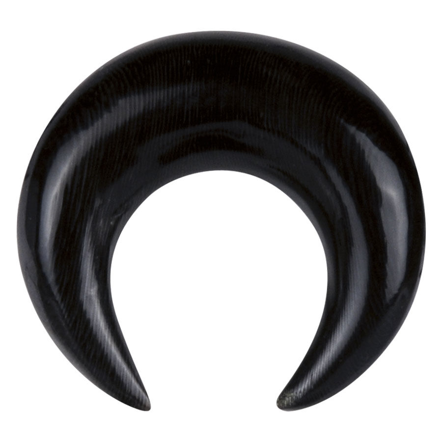 Creciente negro de cuerno para piercings de oreja sobre fondo blanco