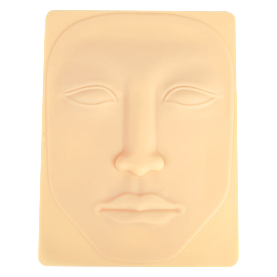 Pelle per tatuaggi in silicone beige a forma di viso su sfondo chiaro