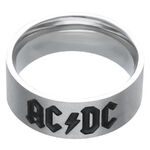 Silberner Ring mit schwarzem ACDC Logo auf weißem Hintergrund