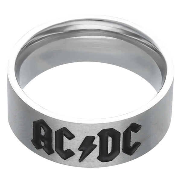 Anillo plateado con logo negro de ACDC sobre fondo blanco